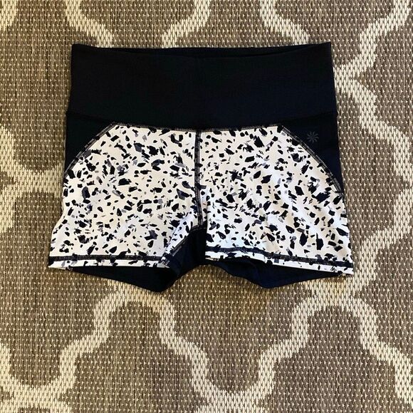 Athleta Pants - Athleta Stealth Shortie shorts womens size medium